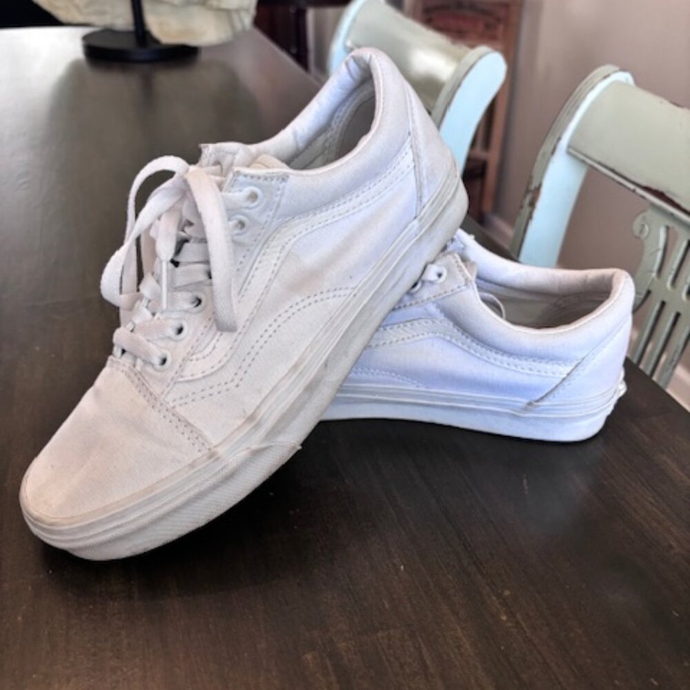 VANS Old Skool Canvas Sneaker. White. Women's 9.0, Mens 7.5.